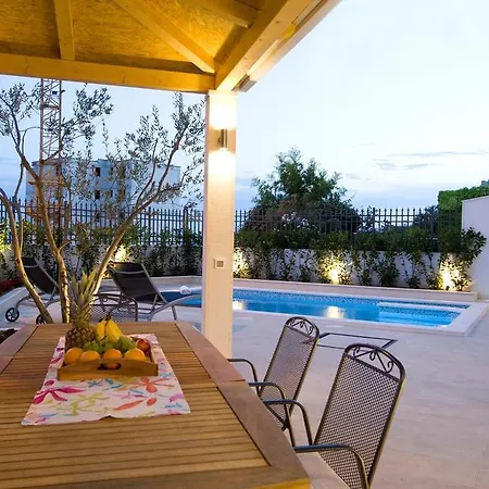 Family Friendly With A Swimming Pool - 12236 Guest house