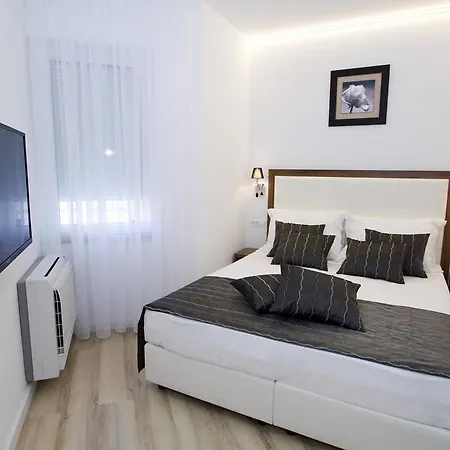 Family Friendly With A Swimming Pool - 12236 Guest house Split