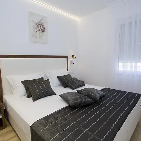 Family Friendly With A Swimming Pool - 12236 Split